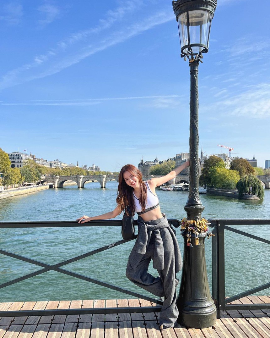 Diện đẹp tuổi 30 với loạt công thức thời trang dễ áp dụng từ Baifern Pimchanok - Ảnh 11.