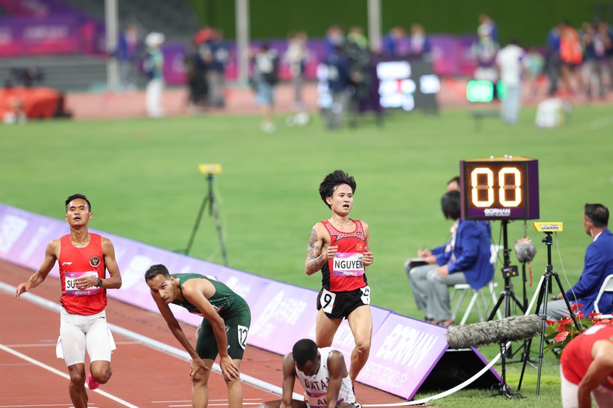 Thương cảm VĐV điền kinh Việt Nam chạy về đích phải gọi cấp cứu tại ASIAD - Ảnh 4. Thương cảm VĐV điền kinh Việt Nam chạy về đích phải gọi cấp cứu tại ASIAD - Ảnh 4.