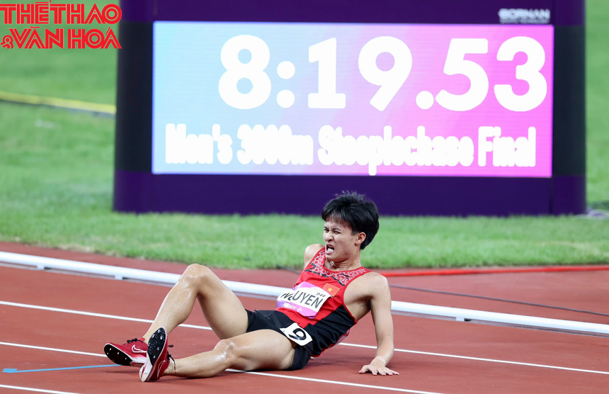 Va chướng ngại vật, kỷ lục gia điền kinh Việt Nam chấn thương và bị bắt lỗi phạm quy - Ảnh 2.