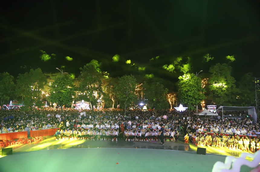 Hàng vạn người cùng đón "Trung thu Thành cổ Sơn Tây- Xứ Đoài năm 2023" - Ảnh 1. Hàng vạn người cùng đón "Trung thu Thành cổ Sơn Tây- Xứ Đoài năm 2023" - Ảnh 1.