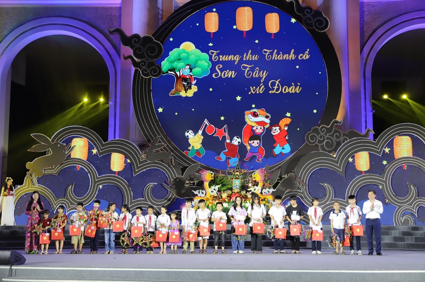 Hàng vạn người cùng đón "Trung thu Thành cổ Sơn Tây- Xứ Đoài năm 2023" - Ảnh 3. Hàng vạn người cùng đón "Trung thu Thành cổ Sơn Tây- Xứ Đoài năm 2023" - Ảnh 3.