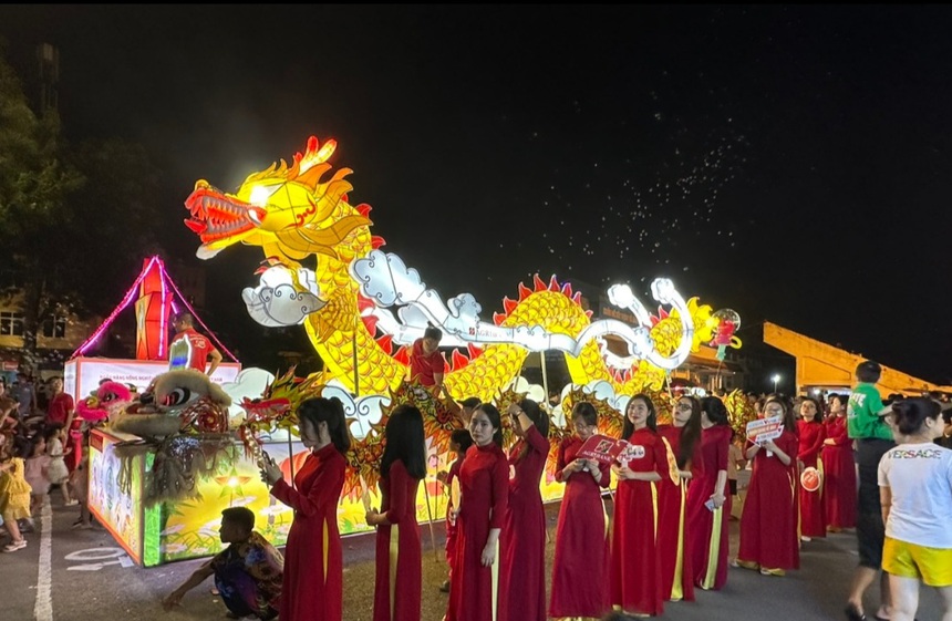 Hàng vạn người cùng đón "Trung thu Thành cổ Sơn Tây- Xứ Đoài năm 2023" - Ảnh 4. Hàng vạn người cùng đón "Trung thu Thành cổ Sơn Tây- Xứ Đoài năm 2023" - Ảnh 4.