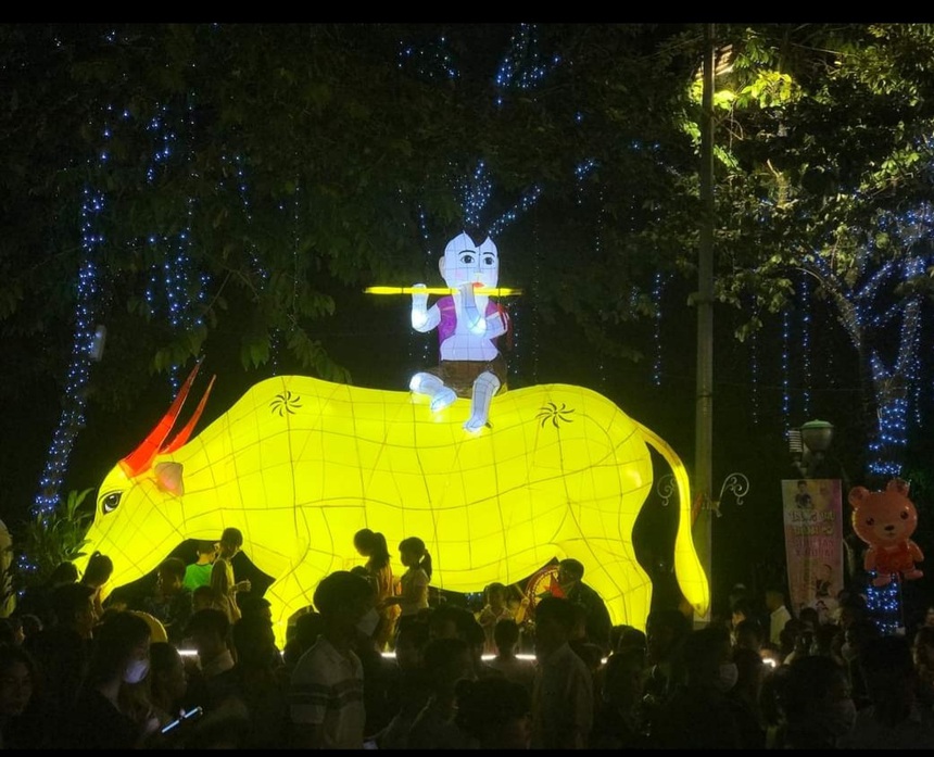 Hàng vạn người cùng đón "Trung thu Thành cổ Sơn Tây- Xứ Đoài năm 2023" - Ảnh 5. Hàng vạn người cùng đón "Trung thu Thành cổ Sơn Tây- Xứ Đoài năm 2023" - Ảnh 5.