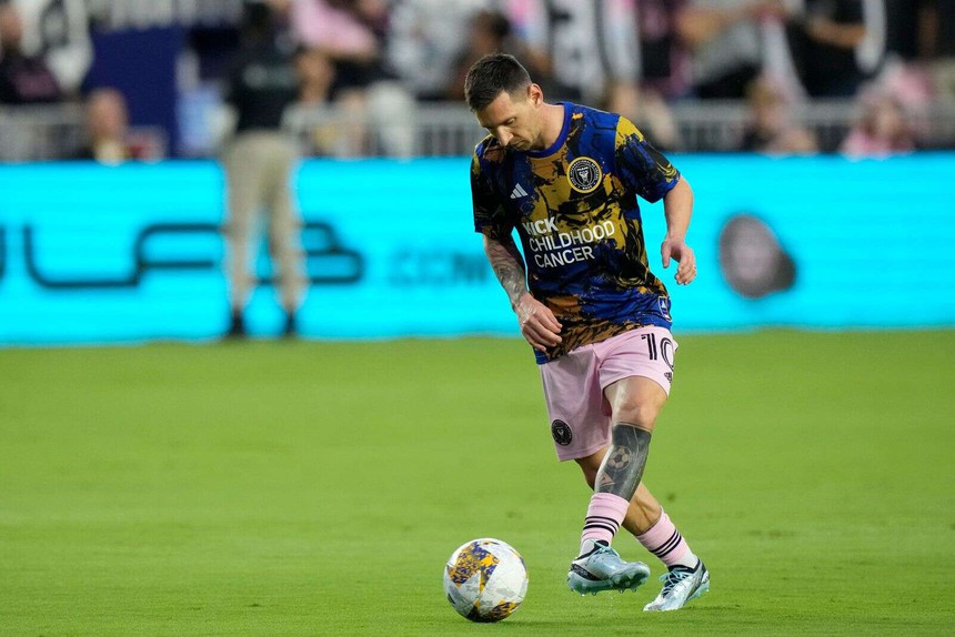 Messi thất thần trên khán đài chứng kiến đồng đội Inter Miami đá như 'gà mắc tóc' - Ảnh 3.