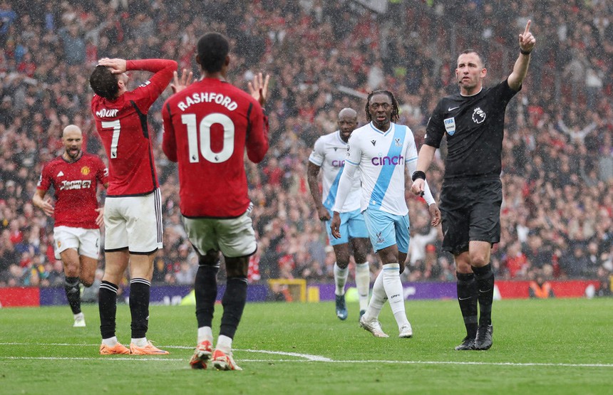 Tin nóng MU 1/10: Ten Hag chê học trò dứt điểm kém, Osimhen trên đường tới Old Trafford - Ảnh 2.