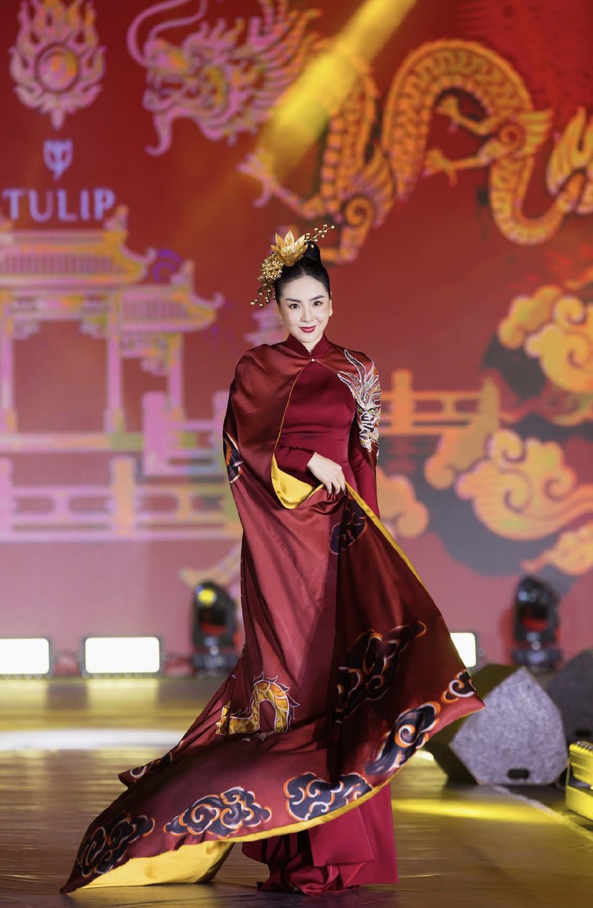 NSND Như Quỳnh, MC Mai Ngọc trình diễn BST "Chốn kinh kỳ" của NTK Dũng Nguyễn - Ảnh 4. NSND Như Quỳnh, MC Mai Ngọc trình diễn BST "Chốn kinh kỳ" của NTK Dũng Nguyễn - Ảnh 4.