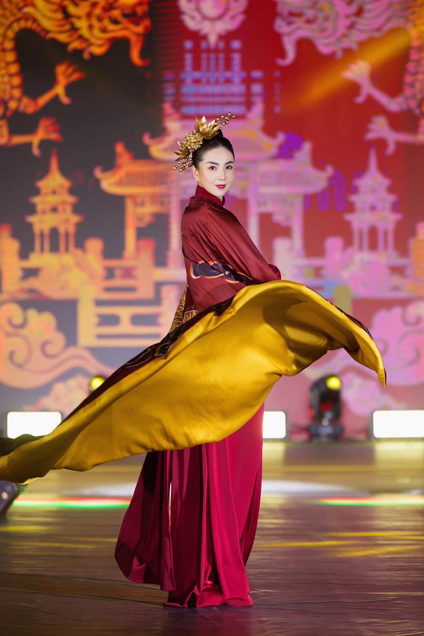 NSND Như Quỳnh, MC Mai Ngọc trình diễn BST "Chốn kinh kỳ" của NTK Dũng Nguyễn - Ảnh 5. NSND Như Quỳnh, MC Mai Ngọc trình diễn BST "Chốn kinh kỳ" của NTK Dũng Nguyễn - Ảnh 5.