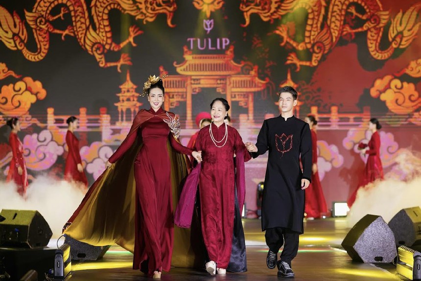 NSND Như Quỳnh, MC Mai Ngọc trình diễn BST "Chốn kinh kỳ" của NTK Dũng Nguyễn - Ảnh 1. NSND Như Quỳnh, MC Mai Ngọc trình diễn BST "Chốn kinh kỳ" của NTK Dũng Nguyễn - Ảnh 1.