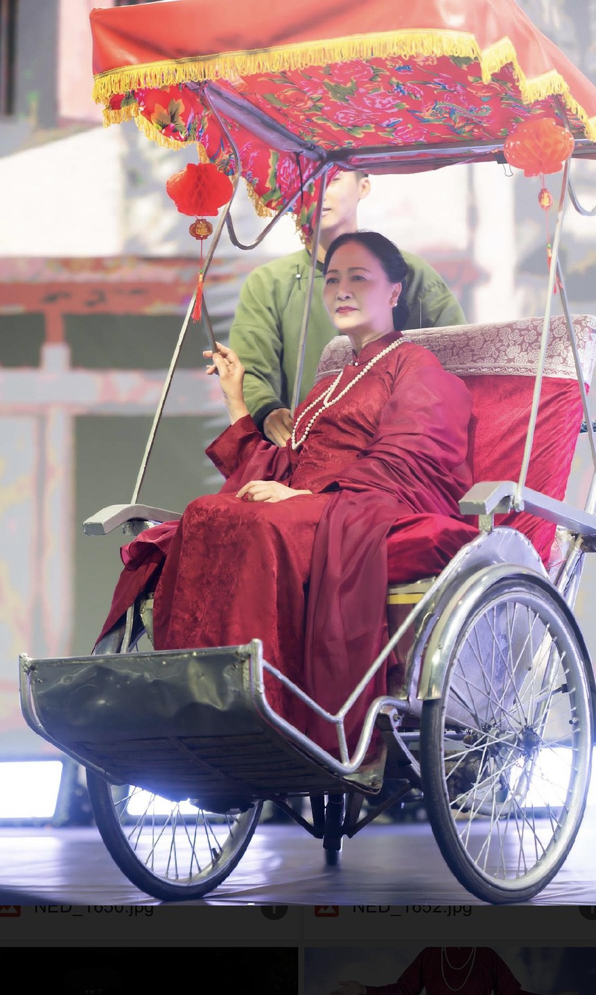 NSND Như Quỳnh, MC Mai Ngọc trình diễn BST "Chốn kinh kỳ" của NTK Dũng Nguyễn - Ảnh 2. NSND Như Quỳnh, MC Mai Ngọc trình diễn BST "Chốn kinh kỳ" của NTK Dũng Nguyễn - Ảnh 2.