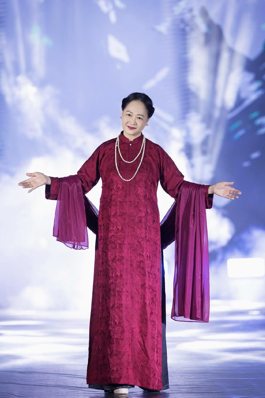 NSND Như Quỳnh, MC Mai Ngọc trình diễn BST "Chốn kinh kỳ" của NTK Dũng Nguyễn - Ảnh 3. NSND Như Quỳnh, MC Mai Ngọc trình diễn BST "Chốn kinh kỳ" của NTK Dũng Nguyễn - Ảnh 3.