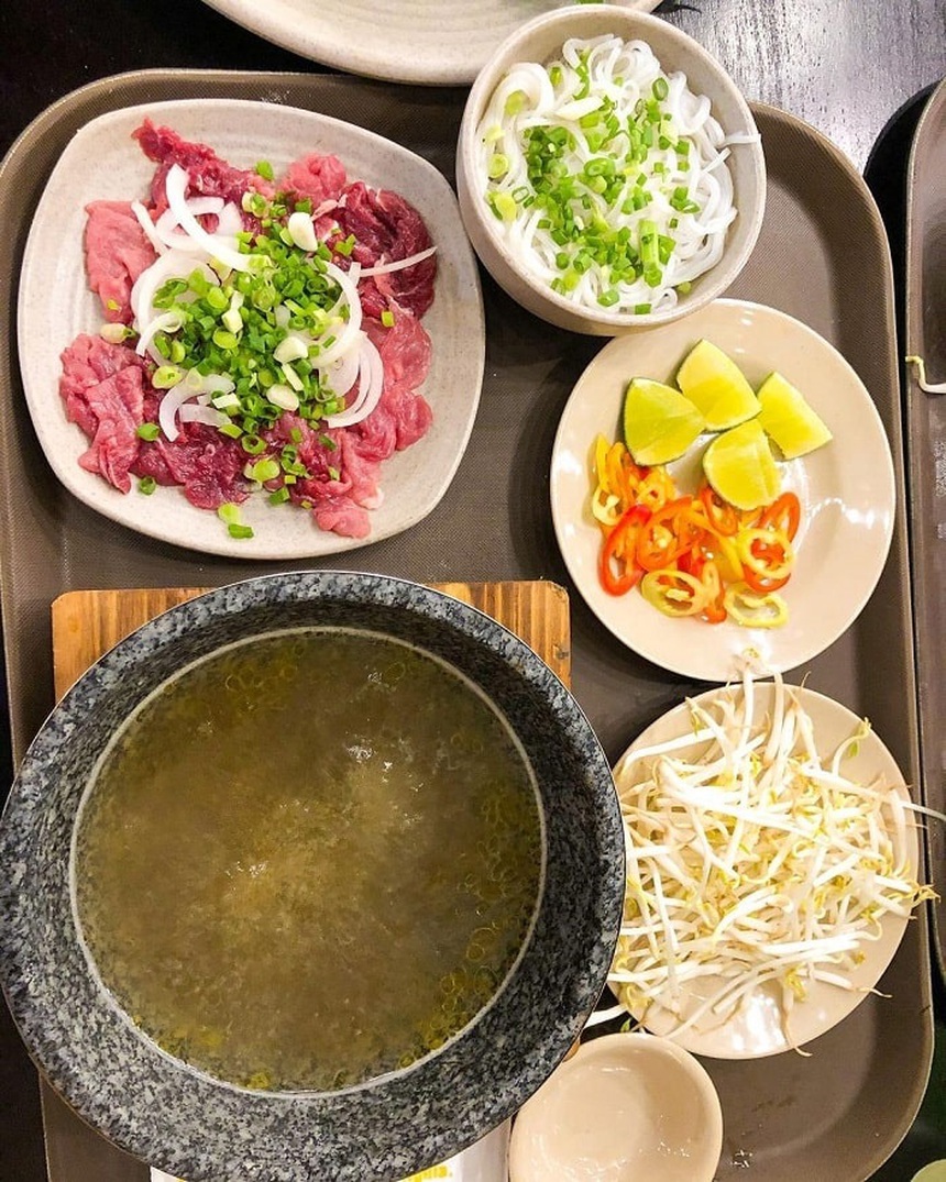 10 quán phở bát đá nổi tiếng Hà Nội, khách vừa chế biến vừa xì xụp ngay tại chỗ - Ảnh 9.