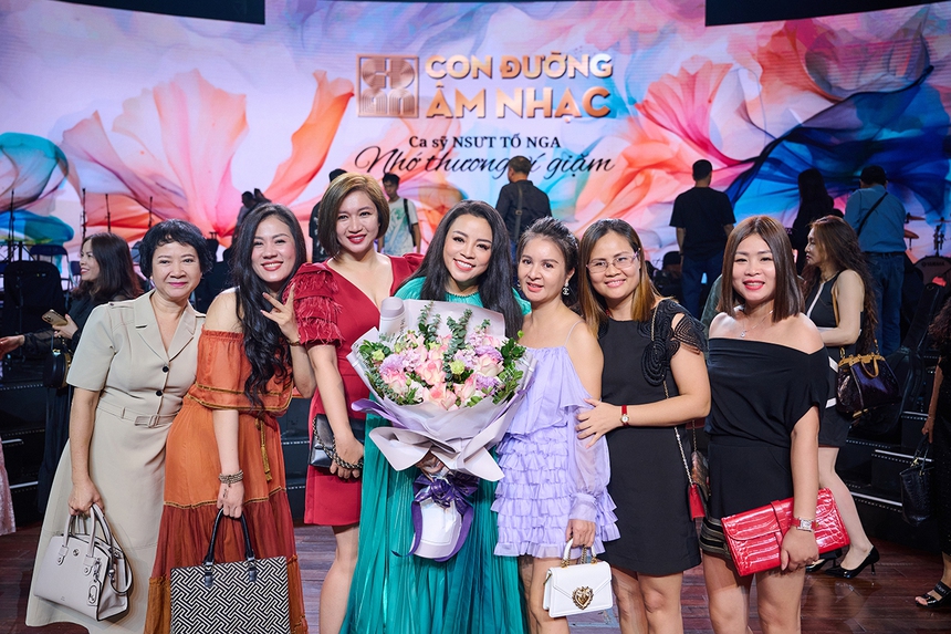 Tố Nga hạnh phúc giữa vòng vây của những 'người thương' - Ảnh 7.