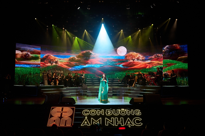 Tố Nga hạnh phúc giữa vòng vây của những 'người thương' - Ảnh 1.