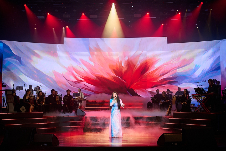 Tố Nga hạnh phúc giữa vòng vây của những 'người thương' - Ảnh 4.