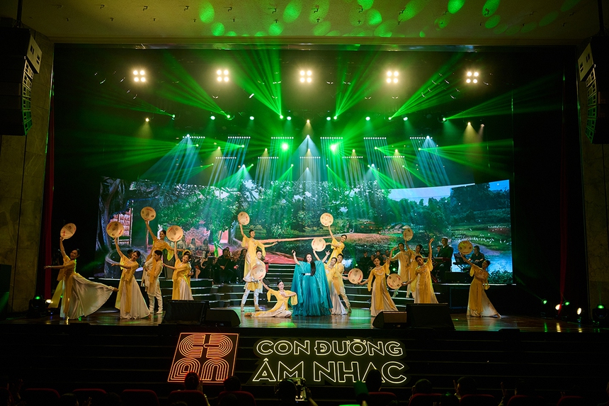 Tố Nga hạnh phúc giữa vòng vây của những 'người thương' - Ảnh 5.