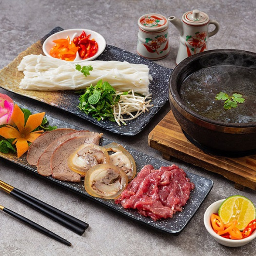 10 quán phở bát đá nổi tiếng Hà Nội, khách vừa chế biến vừa xì xụp ngay tại chỗ - Ảnh 3.