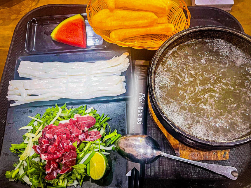 10 quán phở bát đá nổi tiếng Hà Nội, khách vừa chế biến vừa xì xụp ngay tại chỗ - Ảnh 11.