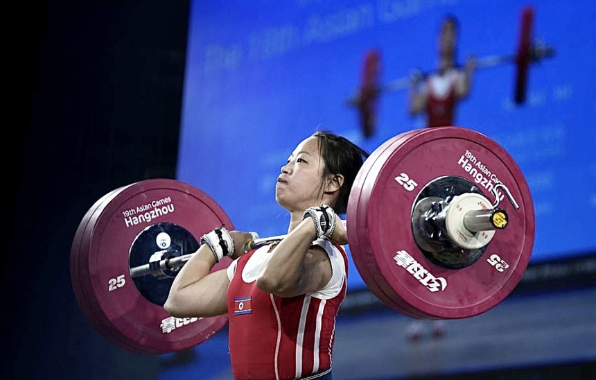 Nữ VĐV cử tạ Triều Tiên gây sốc khi phá 9 kỷ lục liên tiếp - Ảnh 2.