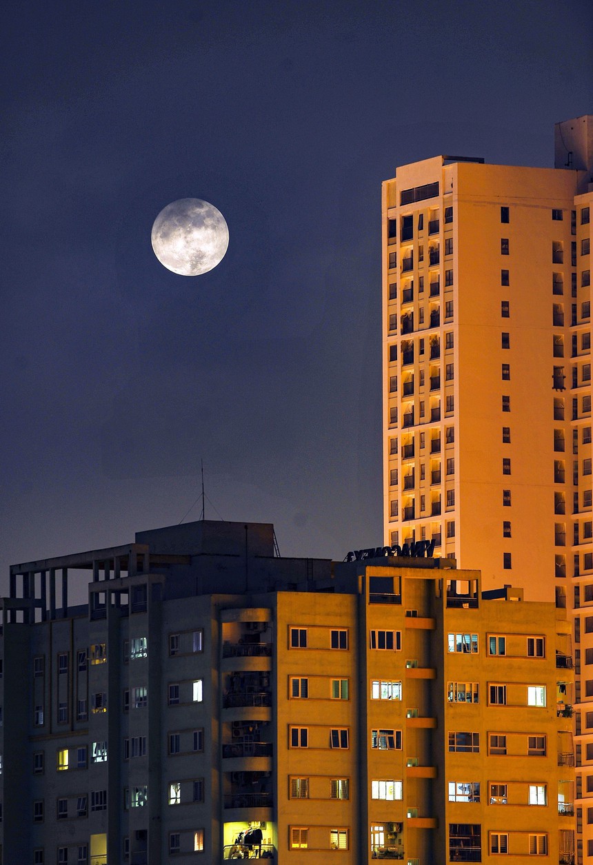 Hình ảnh tuyệt đẹp về siêu trăng cuối cùng của năm 2023 trên bầu trời Hà Nội - Ảnh 4.