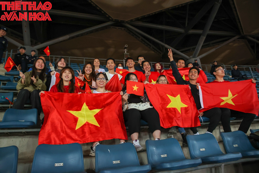 CĐV Việt Nam ‘tiếp lửa’ cho thầy trò HLV Troussier trận gặp Trung Quốc - Ảnh 2.