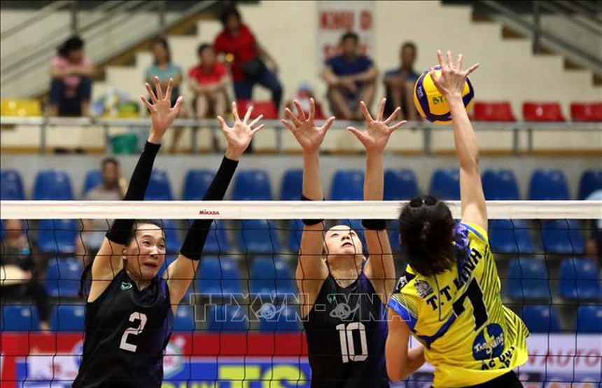 Cuộc đọ sức giữa Hóa Chất Đức Giang (áo vàng) và Than Quảng Ninh của HLV Tuấn Kiệt (nhì bảng A ở vòng 1) là một trong những màn so tài hấp dẫn ở vòng 2 giải vô địch bóng chuyền quốc gia 2023