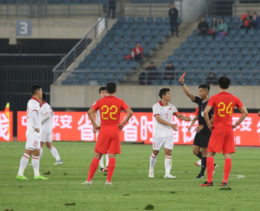 Tuyển Việt Nam (áo trắng) chơi không tốt, để thua Trung Quốc 0-2 trong trận giao hữu ngày 10/10. Ảnh: Hoàng Linh