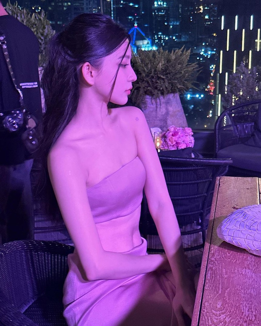 "Nữ thần" Bâu Krysie tôn eo thon với những bản phối thời trang hút mắt - Ảnh 12.