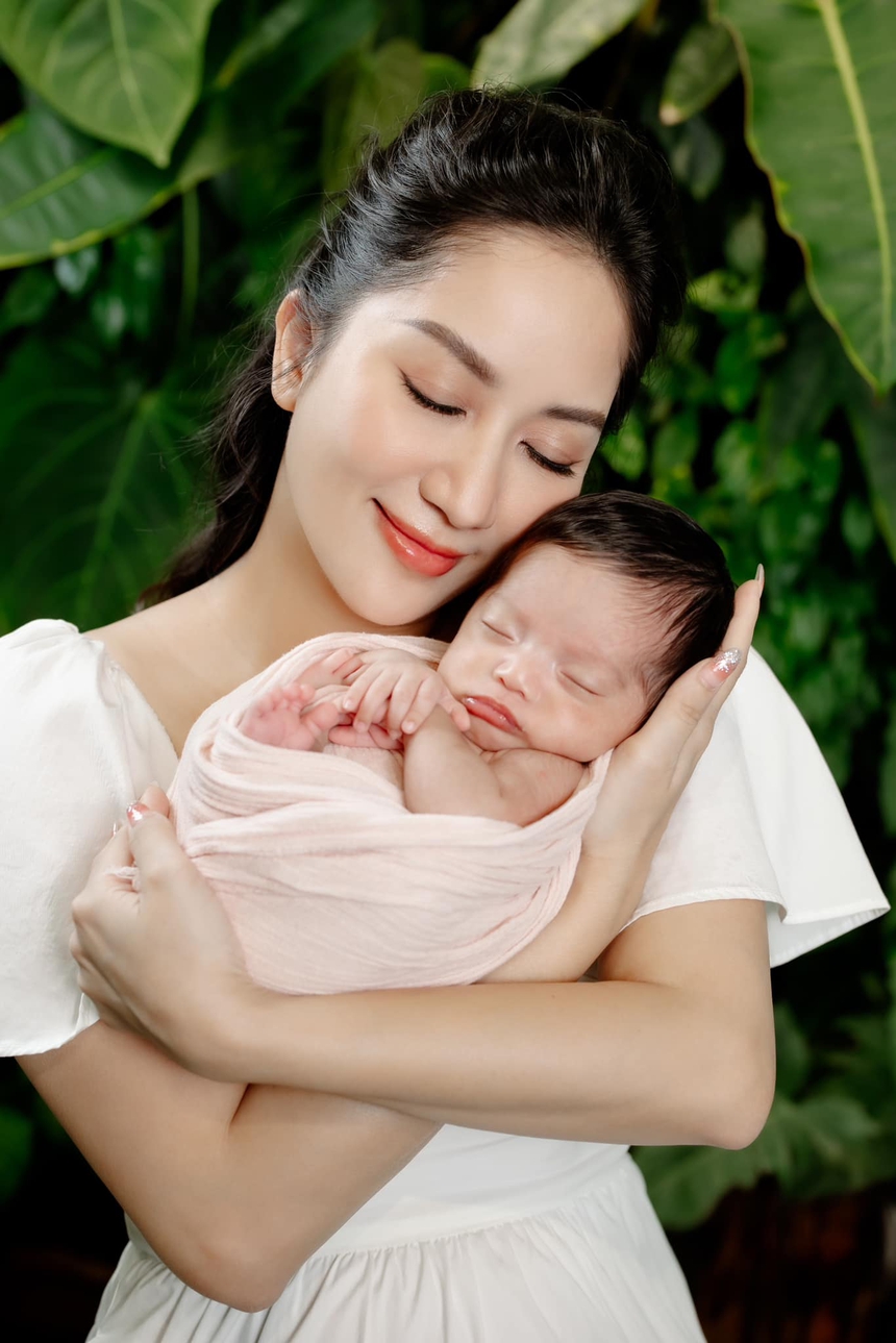 Khánh Thi hậu sinh nở lần 3: Lấy lại sắc vóc thần tốc, ghi danh hội mẹ bỉm chăm kiếm tiền nhất Vbiz - Ảnh 4. Khánh Thi hậu sinh nở lần 3: Lấy lại sắc vóc thần tốc, ghi danh hội mẹ bỉm chăm kiếm tiền nhất Vbiz - Ảnh 4.