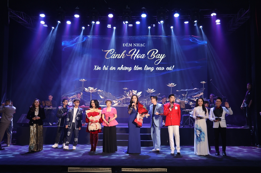 Đêm nhạc từ thiện 'Cánh hoa bay' - Ảnh 1. Đêm nhạc từ thiện 'Cánh hoa bay' - Ảnh 1.