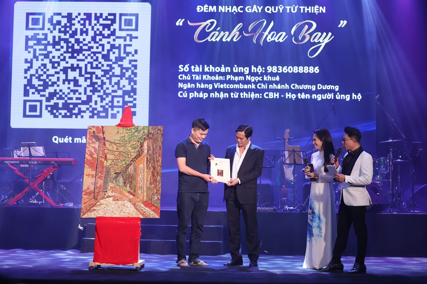 Đêm nhạc từ thiện 'Cánh hoa bay' - Ảnh 4. Đêm nhạc từ thiện 'Cánh hoa bay' - Ảnh 4.