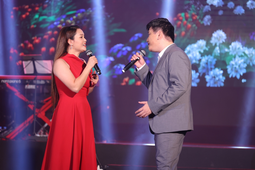 Đêm nhạc từ thiện 'Cánh hoa bay' - Ảnh 7. Đêm nhạc từ thiện 'Cánh hoa bay' - Ảnh 7.