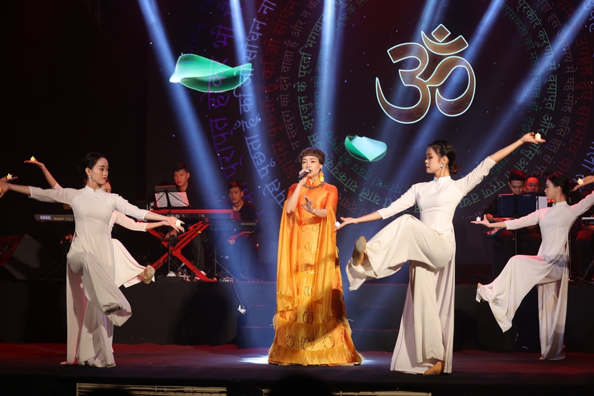 Đêm nhạc từ thiện 'Cánh hoa bay' - Ảnh 11. Đêm nhạc từ thiện 'Cánh hoa bay' - Ảnh 11.