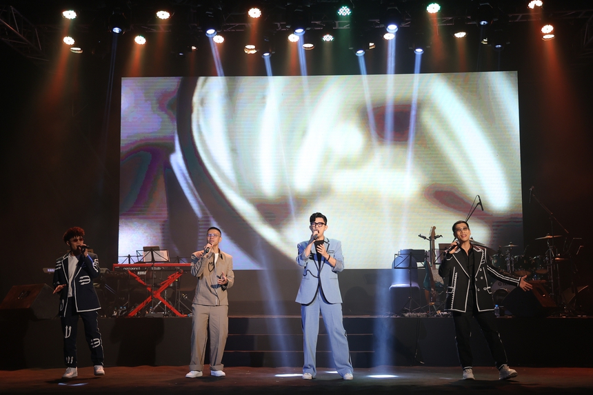 Đêm nhạc từ thiện 'Cánh hoa bay' - Ảnh 8. Đêm nhạc từ thiện 'Cánh hoa bay' - Ảnh 8.