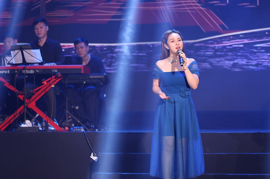 Xúc động đêm nhạc 'Cánh hoa bay': Viết tiếp ước mơ đến trường của nạn nhân vụ cháy chung cư - Ảnh 9. Xúc động đêm nhạc 'Cánh hoa bay': Viết tiếp ước mơ đến trường của nạn nhân vụ cháy chung cư - Ảnh 9.