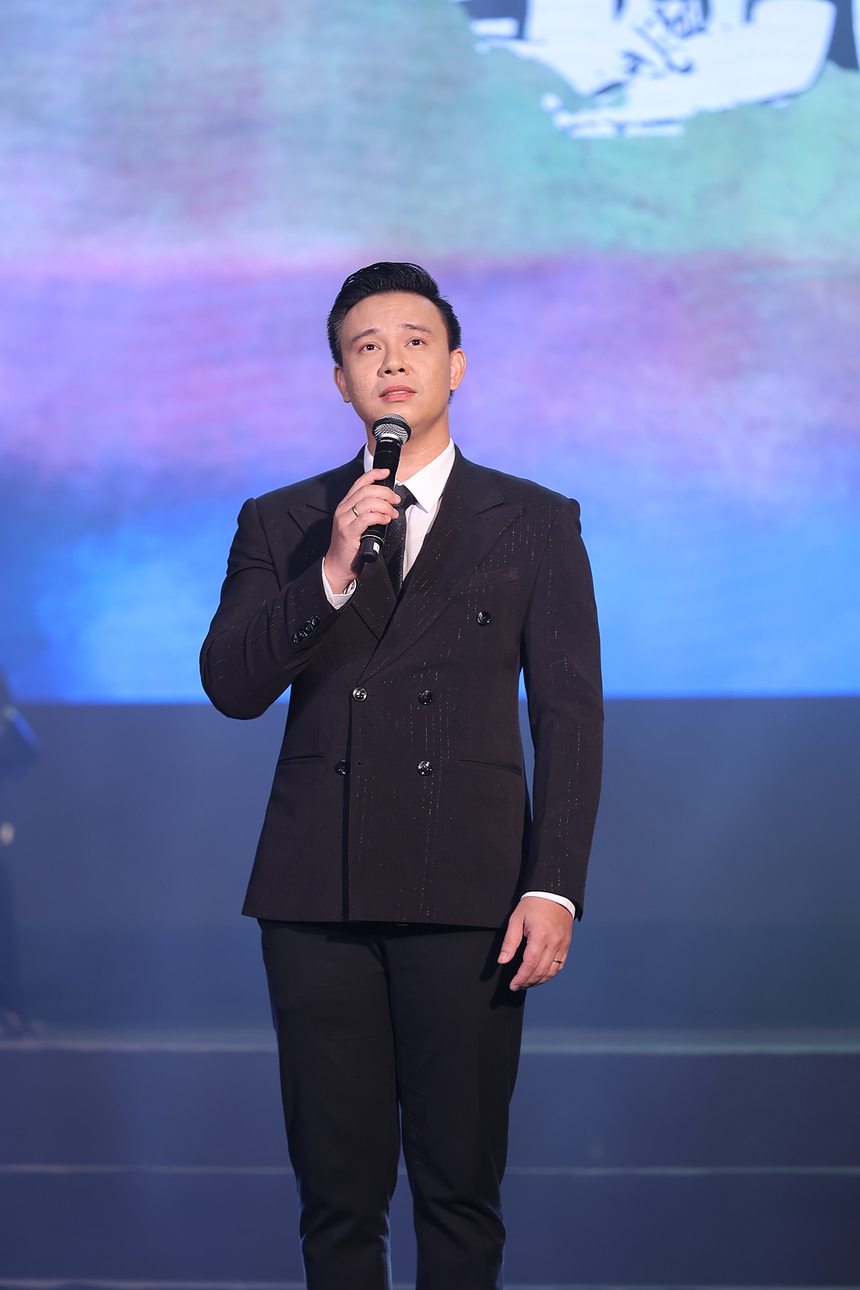 Xúc động đêm nhạc 'Cánh hoa bay': Viết tiếp ước mơ đến trường của nạn nhân vụ cháy chung cư - Ảnh 11. Xúc động đêm nhạc 'Cánh hoa bay': Viết tiếp ước mơ đến trường của nạn nhân vụ cháy chung cư - Ảnh 11.