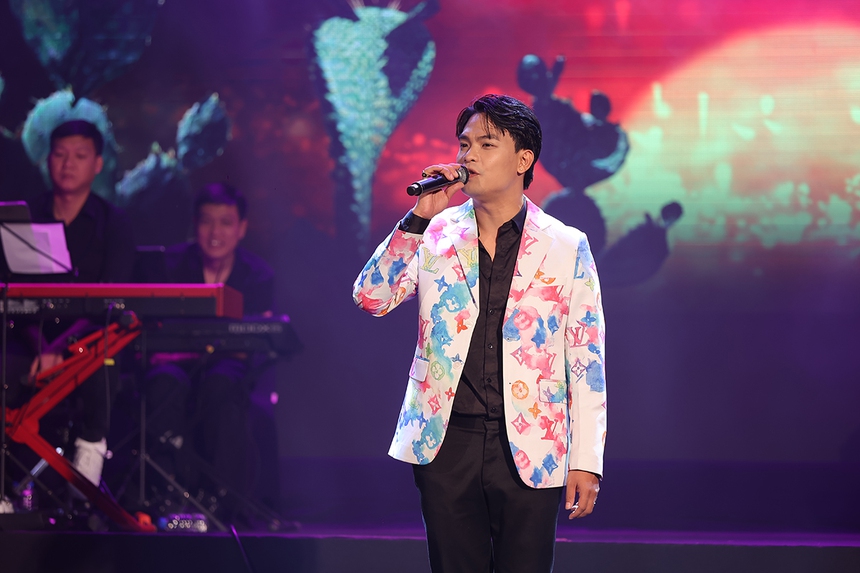 Xúc động đêm nhạc 'Cánh hoa bay': Viết tiếp ước mơ đến trường của nạn nhân vụ cháy chung cư - Ảnh 5. Xúc động đêm nhạc 'Cánh hoa bay': Viết tiếp ước mơ đến trường của nạn nhân vụ cháy chung cư - Ảnh 5.