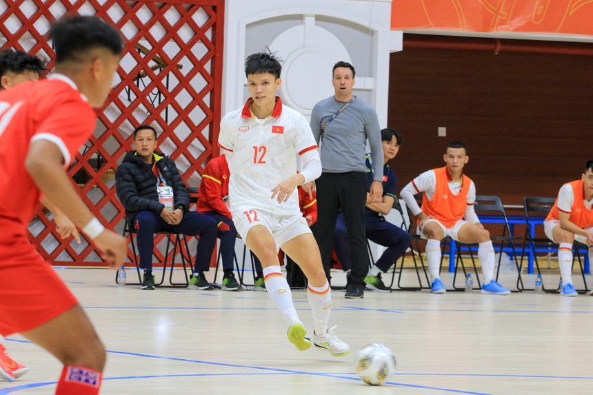 Thắng đậm Hàn Quốc, HLV Diego Raul mạnh mẽ thay đổi futsal Việt Nam như ông Troussier - Ảnh 1.