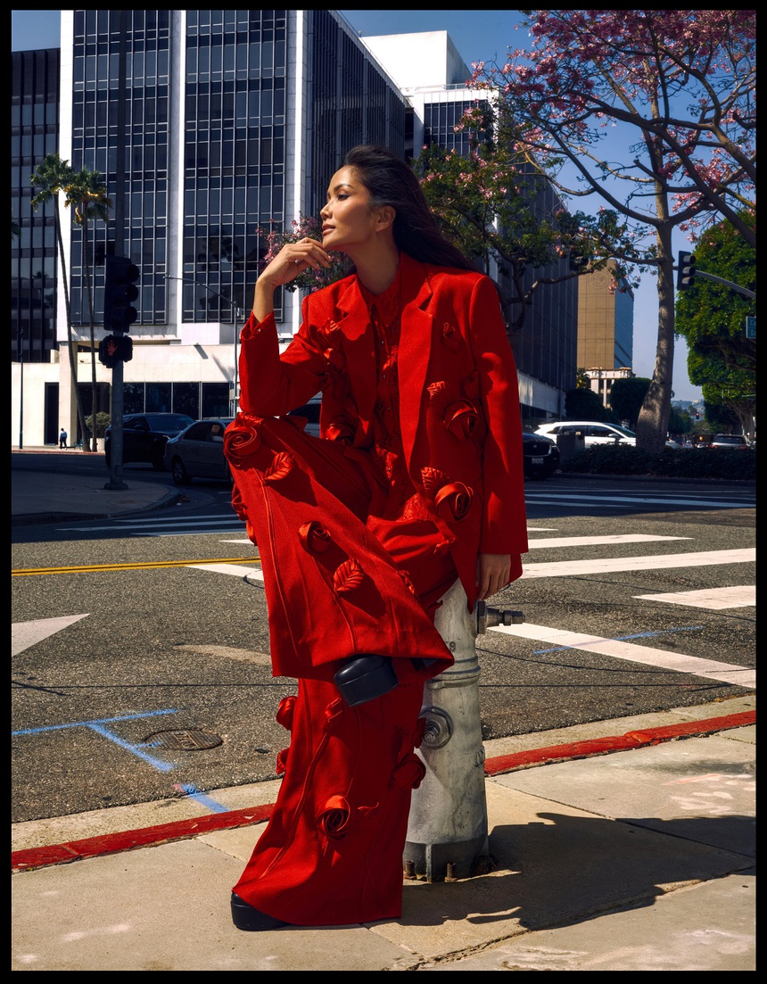 H'Hen Niê tung bộ ảnh cực 'chất' tại trời Tây, ngỡ như bìa tạp chí quốc tế - Ảnh 7.