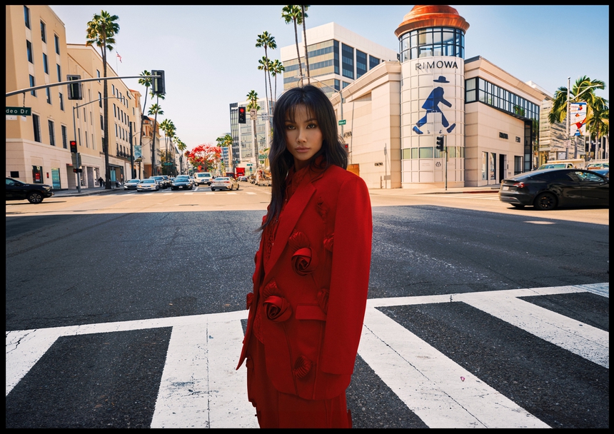 H'Hen Niê tung bộ ảnh cực 'chất' tại trời Tây, ngỡ tưởng lên bìa tạp chí quốc tế - Ảnh 1.