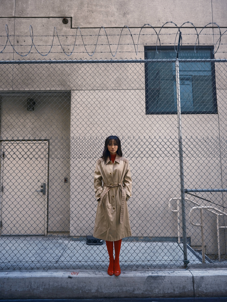 H'Hen Niê tung bộ ảnh cực 'chất' tại trời Tây, ngỡ tưởng lên bìa tạp chí quốc tế - Ảnh 3.