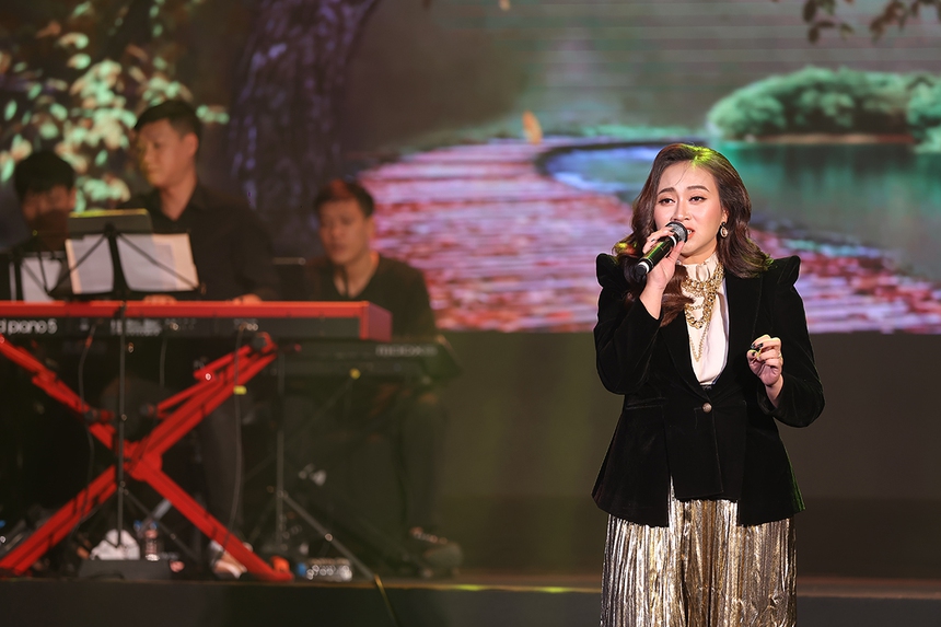 Xúc động đêm nhạc 'Cánh hoa bay': Viết tiếp ước mơ đến trường của nạn nhân vụ cháy chung cư - Ảnh 6. Xúc động đêm nhạc 'Cánh hoa bay': Viết tiếp ước mơ đến trường của nạn nhân vụ cháy chung cư - Ảnh 6.