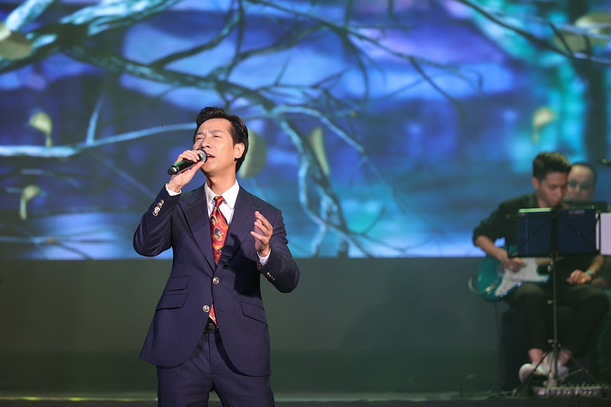 Xúc động đêm nhạc 'Cánh hoa bay': Viết tiếp ước mơ đến trường của nạn nhân vụ cháy chung cư - Ảnh 10. Xúc động đêm nhạc 'Cánh hoa bay': Viết tiếp ước mơ đến trường của nạn nhân vụ cháy chung cư - Ảnh 10.