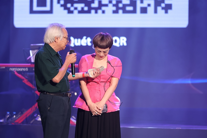 Xúc động đêm nhạc 'Cánh hoa bay': Viết tiếp ước mơ đến trường của nạn nhân vụ cháy chung cư - Ảnh 15. Xúc động đêm nhạc 'Cánh hoa bay': Viết tiếp ước mơ đến trường của nạn nhân vụ cháy chung cư - Ảnh 15.