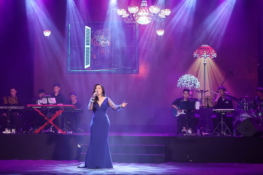 Xúc động đêm nhạc 'Cánh hoa bay': Viết tiếp ước mơ đến trường của nạn nhân vụ cháy chung cư - Ảnh 8. Xúc động đêm nhạc 'Cánh hoa bay': Viết tiếp ước mơ đến trường của nạn nhân vụ cháy chung cư - Ảnh 8.