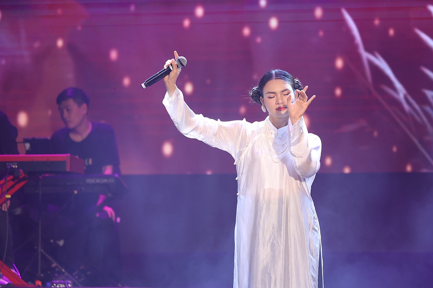 Xúc động đêm nhạc 'Cánh hoa bay': Viết tiếp ước mơ đến trường của nạn nhân vụ cháy chung cư - Ảnh 4. Xúc động đêm nhạc 'Cánh hoa bay': Viết tiếp ước mơ đến trường của nạn nhân vụ cháy chung cư - Ảnh 4.