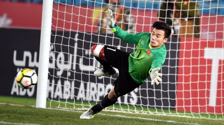 Thủ môn Bùi Tiến Dũng giúp Việt Nam làm nên lịch sử ở đấu trường châu Á, được nhà báo nước ngoài ca ngợi và đưa vào đội hình hay nhất giải - Ảnh 2.