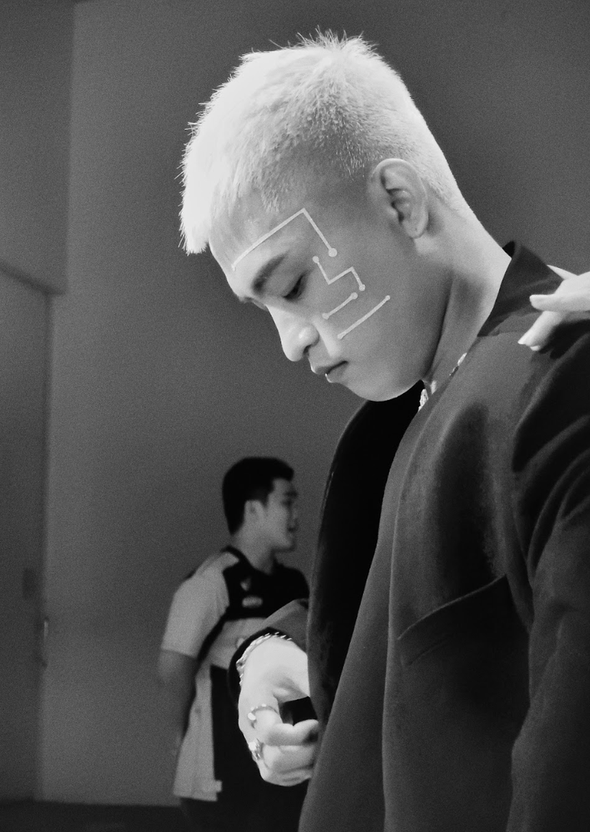 Phạm Việt Thắng “chơi lớn” sử dụng công nghệ AI trong MV "MUOITRENMUOI" - Ảnh 4. Phạm Việt Thắng “chơi lớn” sử dụng công nghệ AI trong MV "MUOITRENMUOI" - Ảnh 4.