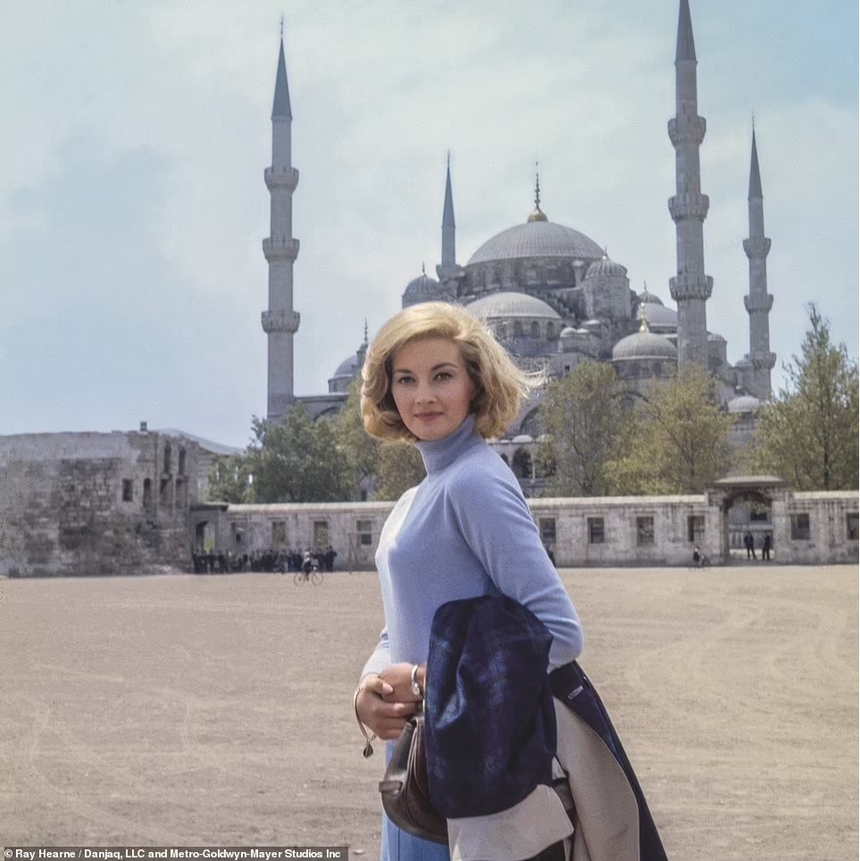 Những địa điểm đẹp mê hồn trong loạt phim James Bond hơn 60 năm qua - Ảnh 12.