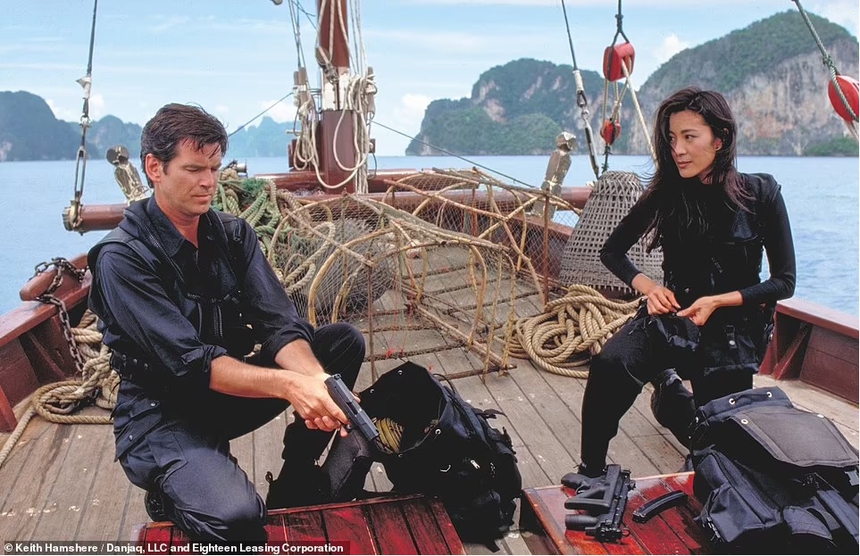 Những địa điểm đẹp mê hồn trong loạt phim James Bond hơn 60 năm qua - Ảnh 10.