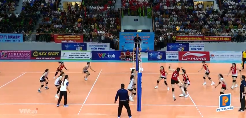 U23 BTLTT (phải) đánh bại U23 Thái Nguyên 3-2, vô địch giải bóng chuyền U23 Quốc Gia 2023